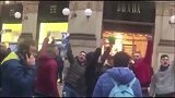 打脸! 那不勒斯球迷赛前曾占领米兰地标建筑 边唱边跳宛如赢球
