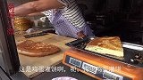 河南大姐卖传统鸡蛋灌饼，一个饼重3斤一次打12个鸡蛋，真好吃