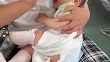 妈妈给孩子喂奶没有看，奶嘴放在孩子眼睛上
