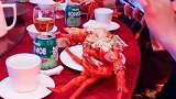 吃个喜宴，没想到第一道菜就饱了，这么大的龙虾一人给一个！