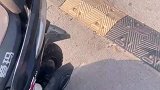 男生骑电动车过减速带，没想到车轮卡飞出去了，网友：什么情况