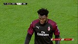 米兰后场连续遭到冲击 巴卡约科伸腿拦截被判犯规