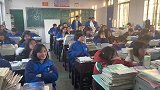 当全班同学在教室看电影，看到亲亲的地方时