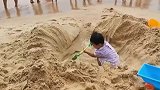 我只是想挖个坑呀！看到海水冲上来，宝宝手足无措的样子真可爱！