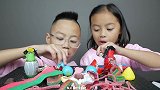 小孩子吃什么才会开心呢？看俩小孩吃彩虹糖果，吃得美滋滋的