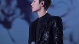 肖战在跨年晚会上的唱跳表演很惊艳，他的头饰其实更出彩