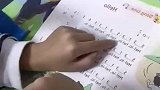 小男孩用烟嗓给妈妈唱英文歌曲
