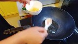 张峥峥今天烧蛋炒饭吃  看看她的做法