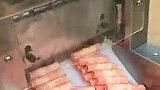 冻肉是这样切卷的，跟切木头也没啥区别，到了火锅店却卖出了天价