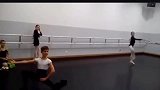 这个男孩子一定是陀螺转世！太牛了