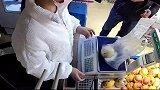 刚开门就碰到骗钱的，小姐姐当场揭穿骗子，这骗子智商让人担忧！