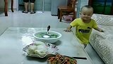古灵精怪的宝宝看到吃的，迫不及待的样子，爸爸能驾驭得了