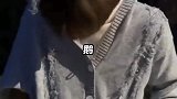男生让女朋友帮忙剪线头，女友以为要送礼物