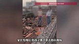 姐弟跑到楼顶玩踩塌邻居隔热桩，被家长绑手带去指认现场，妈妈回应