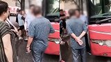 辽宁一男子骑车被公交溅一身水 拦下司机：你给我洗裤子去