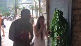 路人被小伙子吓的惊慌失措