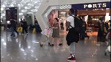 FMVP亚当斯与新疆“分道扬镳” 机场独自背包遛弯儿