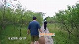 青岛贵妇上线！黄渤黄磊路边唱歌摘野花，网友：不应该去结盟吗？