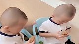 双胞胎弟弟把吃的给哥哥吃，接下来竟向妈妈“告状”，太扎心了