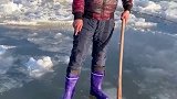 小伙的水上奇遇，被冻住的大鱼，他能揪出来吗