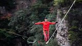 恐高慎入!200米高空+1指宽绳带 这项运动可怕又精彩