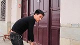 哥哥去世，弟弟把嫂子赶出家门，7年后，嫂子回来做法让人感动