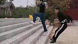 男子帅气跳台阶，空中二次发力跳六级