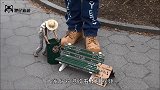 国外街头出现10米巨人，行人纷纷上前围观，网友：外国马戏团