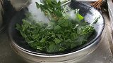 饭堂阿姨炒菜比大厨还厉害，1分多钟炒了一大锅青菜，难怪工资高