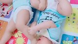 宝宝们这是到饭点了吗怎么都吃上脚丫了