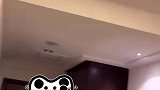 天太热男子去山里住宾馆避暑，发现房间没有空调还铺电热毯