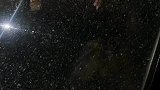 女子车窗被人弄破，肇事者从碎洞里塞三百元赔偿
