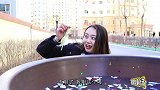学生喝巨型雪糕汤，见有人用魔刀千刃结账，拿出迷你魔刀千刃