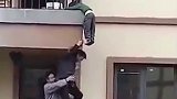 小男孩意外跌落阳台外，邻居们拼命相救！为无名的英雄们点赞正能量 无名英雄