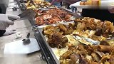 印度高级自助餐厅，这么大块牛骨肉10块钱，顾客就冲着它去