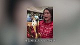 张雪迎送糖葫芦，却没有员工上前捧场，看到她的手势后，明白了
