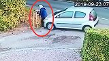 女子下车后忘拉手刹 轿车自行“溜达”冲向主人