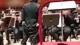 华裔指挥家汤沐海演出时裤子突然掉下 淡定提起裤子继续指挥