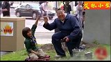 整蛊：路人帮忙就地取火被恶搞，火燃了竟把旁人的篮子引着火