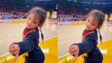 陈冠希一家三口NBA球场过圣诞，女儿对镜头回眸一笑萌态十足