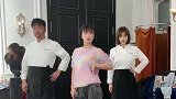 一本正经的贾冰,也会中了这个舞蹈的毒,跳得太有魔性了!
