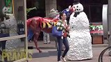 国外雪人恶作剧，伪装成雪人恶搞路人，路人笑的停不下来了