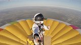 法国：男子站在热气球顶部上升到4016米高空，打破世界纪录