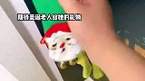 女儿睡前在门口挂了两只袜子，家长把老师邮寄的寒假作业装里面