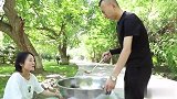 挑战用勺子吃面条，结果小伙一勺子捞走了一大锅