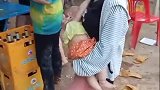 现在的女人就这么豪放，抱孩子也拦不住蹦迪的脚步