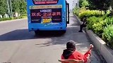 残疾男孩赶公交，速度缓慢，公交司机倒车回来并帮助男孩上车
