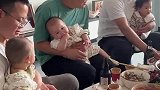 博主晒出爸爸们聚餐必备—萌娃