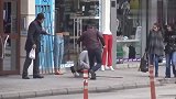 化妆成老头假摔来一个后空翻，路人惊呆了