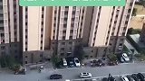 停车场有意思的一幕，白车司机大哥肯定是故意的